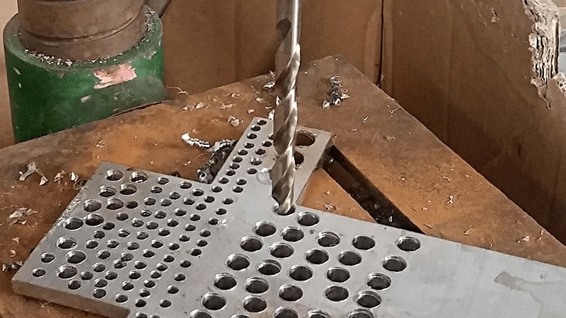 Comment utiliser un foret métaux ? - fer metal concept